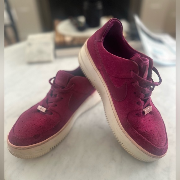 NIKE True Berry Air Force 1 AF1 Safe Low. Colour is a Fuchsia pink - Picture 5 of 6